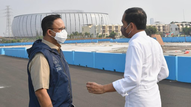 Presiden Joko Widodo berbincang dengan Gubernur DKI Jakarta Anies Baswedan saat meninjau proyek pembangunan Sirkuit Formula E di Ancol, Jakarta, Senin (25/4/2022). Foto: Rusman/Biro Pers Sekretariat Presiden