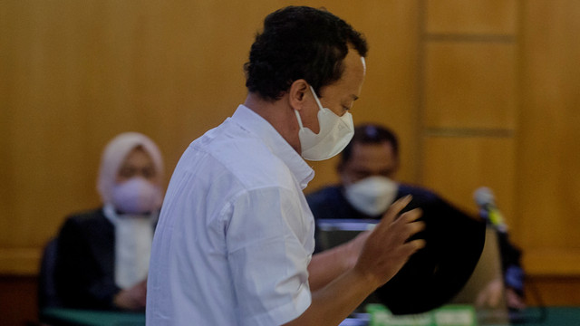 Terpidana kasus kekerasan seksual terhadap anak Herry Wirawan berjalan dalam ruangan untuk menjalani sidang vonis di Pengadilan Negeri Bandung, Jawa Barat, Selasa (15/2/2022). Foto: Novrian Arbi/ANTARA FOTO