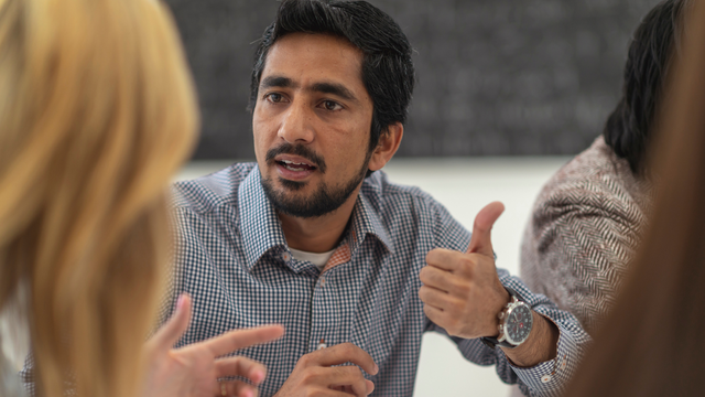 Gambar 1. Seseorang yang sedang menyampaikan pendapatnya (sumber : canva.com)