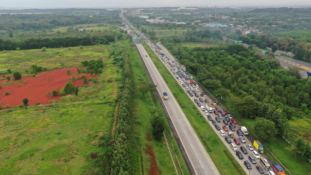 Sejumlah kendaraan melintasi jalan tol Cikopo-Palimanan, Kabupaten Purwakarta, Jawa Barat, Kamis (28/4/2022). Foto: M Risyal Hidayat/ANTARA FOTO