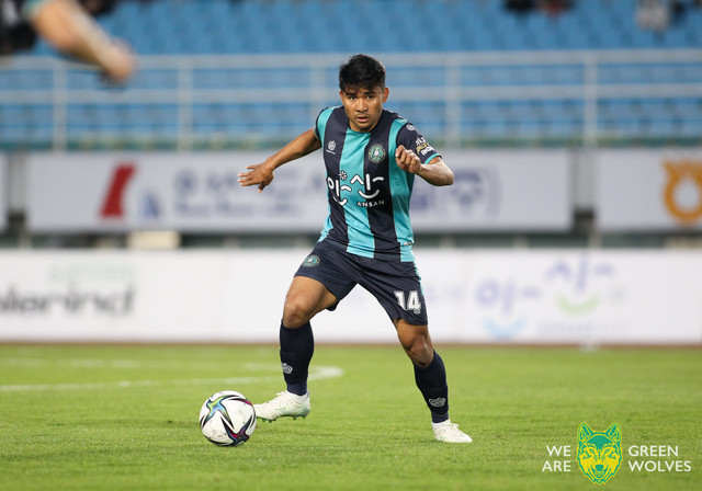 Asnawi Mangkualam bersama skuad Ansan Greeners. Foto: Facebook/Ansan Greeners FC