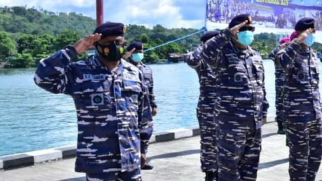 Perwira TNI AL putra asli Papua Yohanis Yulius Tamoni (kiri) resmi menyandang pangkat Laksmana Pertama TNI. Foto: Dispen AL