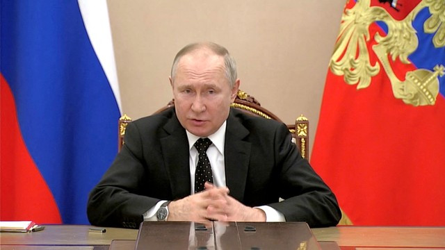 Presiden Rusia Vladimir Putin berbicara tentang menempatkan pasukan penangkal nuklir dalam siaga tinggi, dalam gambar diam yang diperoleh dari sebuah video, di Moskow, Rusia, Minggu (27/2/2022). Foto: Russian Pool/Reuters TV melalui REUTERS.