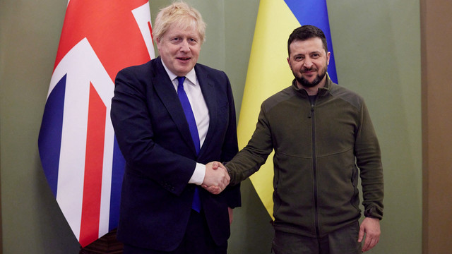 Presiden Ukraina Volodymyr Zelensky dan Perdana Menteri Inggris Boris Johnson berjabat tangan sebelum pertemuan, di Kiev, Ukraina, Sabtu (9/4/2022). Foto: Layanan Pers Presiden Ukraina/Handout via REUTERS