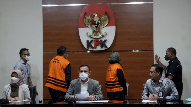 Konfrensi pers Bupati Bogor Ade Yasin dan 7 orang lainnya setelah ditetapkan sebagai tersangka kasus korupsi di Gedung KPK, Jakarta pada Kamis (28/4/2022). Foto: Iqbal Firdaus/kumparan