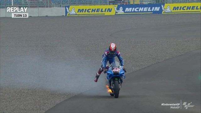 Motor Alex Rins Terbakar di FP4 MotoGP Mandalika. Foto: Twitter/@MotoGP