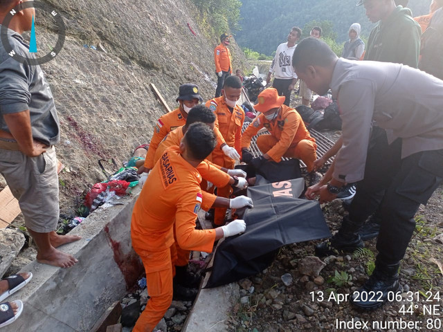 Tim SAR Manokwari mengevakuasi para korban di lokasi kecelakaan.