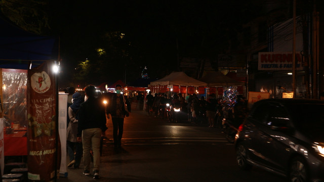 Suasana di Jl. Lengkong Kecil, Paledang ketika malam hari dan banyak pendatang, Selasa (29/3). Dok. Pribadi