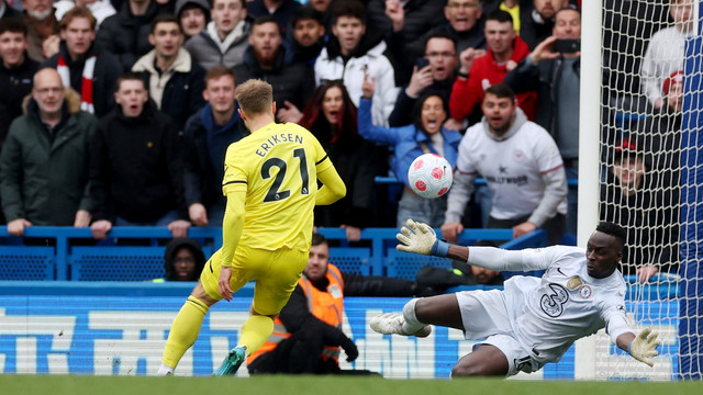 Pemain Brentford Christian Eriksen mencetak gol kedua mereka saat hadapi Chelsea di Stadion Stamford Bridge, London, Inggris, Sabtu (2/4/2022). Foto: Action Images via Reuters/Paul Childs