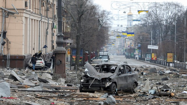 Kerusakan di dekat gedung pemerintah daerah akibat serangan rudal, di pusat Kharkiv, Ukraina, Selasa (1/3/2022). Foto: Vyacheslav Madiyevskyy/REUTERS