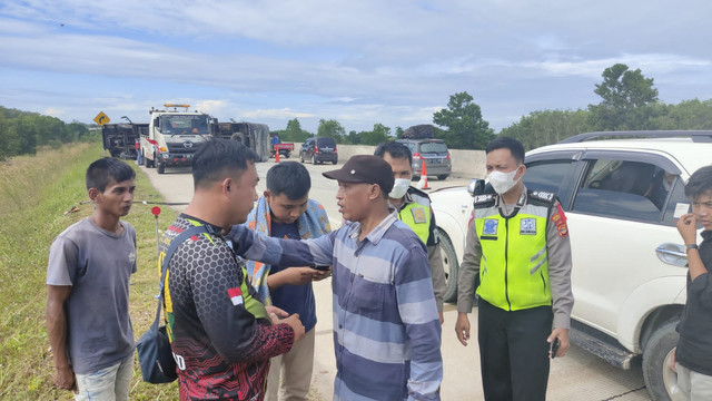 TKP kecelakaan beruntun di Tol KM 152 + 400 jalur B, atau yang menuju Bakauheni, ruas Terbanggi Besar - Pematang Panggang - Kayu Agung (Terpeka) Lampung Tengah, Sabtu (30/4). | Foto: Ditlantas Polda Lampung