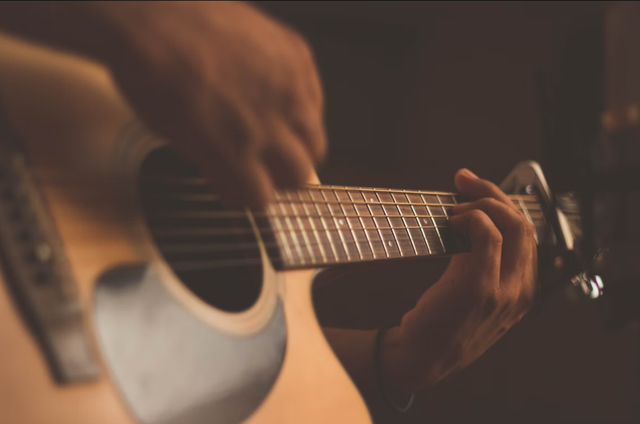 Ilustrasi bermain gitar dengan kunci dasar. Foto: unsplash.com/@jefflssantos