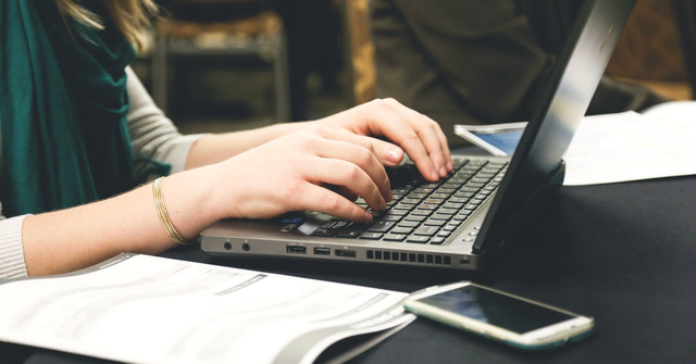 Toolbar adalah jenis bilah yang memiliki sekumpulan ikon yang berfungsi untuk melaksanakan suatu perintah dalam program komputer. Foto: Pexels.com