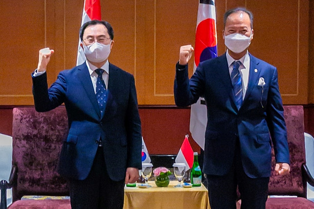 Menteri Perindustrian RI Agus Gumiwang bertemu Menteri Perdagangan, Industri dan Energi Korea Selatan Moon Sung-wook pada Pertemuan Tingkat Menteri ke-I Joint Committee on Economic Cooperation RI-Korea (JCEC RI-ROK) di Jakarta, Selasa (22/2) lalu. Foto: Dok. Kemenperin