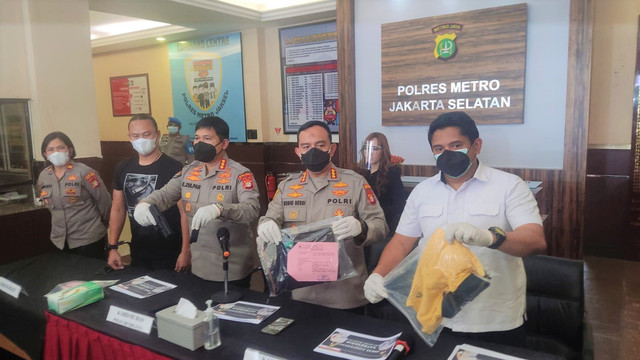 Polisi menunjukan barang bukti dan tersangka dalam jumpa pers pengungkapan kasus penodongan pistol di Pondok Indah, Jakarta Selatan, Selasa (15/2). Foto: Jonathan Devin/kumparan