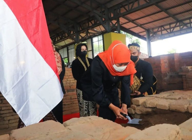 Gubernur Khofifah saat mengambil tanah dari dari  Situs Sumur Upas, Dusun Kedaton, Desa Sentonorejo, Trowulan, Mojokerto. Foto-foto: Instagram Khofifah Indar Parawansa