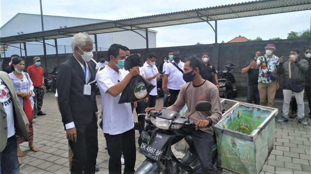 Deklarasi Relawan Prabowo-Puan ditandai dengan pembagian sembako bagi para pemulung- ROB