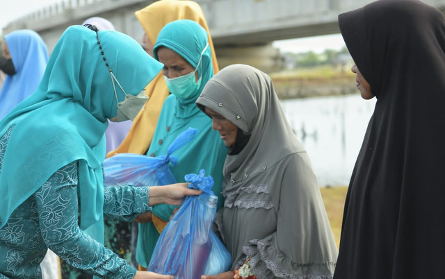 Ketua TP PKK Aceh, Dyah Erti Idawati, menyerahkan bantuan paket sembako kepada petani tiram di Gampong Tibang, Banda Aceh, Sabtu (23/4/2022) atau bertepatan hari ke-21 Ramadhan 1443 H. Foto: Dok. Adpim Setda Aceh