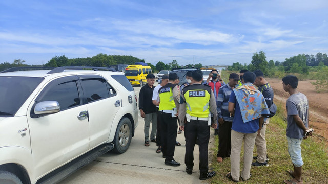 TKP kecelakaan beruntun di Tol KM 152 + 400 jalur B, atau yang menuju Bakauheni, ruas Terbanggi Besar - Pematang Panggang - Kayu Agung (Terpeka) Lampung Tengah, Sabtu (30/4). | Foto: Ditlantas Polda Lampung