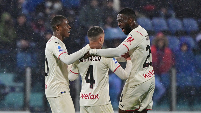 Pemain AC Milan Ismael Bennacer merayakan gol pertama mereka bersama rekan setimnya saat hadapi Cagliari di Sardegna Arena, Cagliari, Italia, Sabtu (19/3/2022). Foto: Alberto Lingria/REUTERS