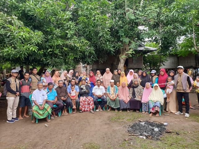 Mahasiswa KKN Anak Bangsa Universitas Ahmad Dahlan (UAD) pada agenda Festival Anak Sholeh di Dusun Mamba Na’e, Bima (Foto: Istimewa)