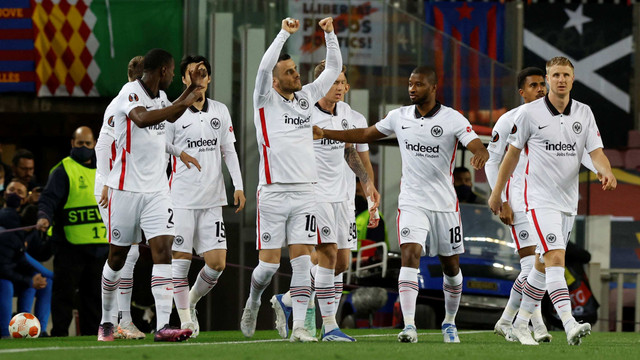 Selebrasi pemain Eintracht Frankfurt saat melawan FC Barcelona pada Pertandingan leg kedua perempat final Liga Europa di Camp Nou, Barcelona, Spanyol. Foto: Albert Gea/Reuters