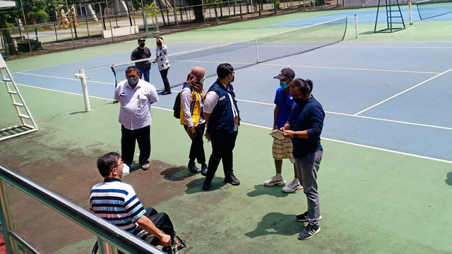 Tim Kementerian PUPR dan NPC Indonesia mengecek venue ASEAN Para Games 2022 di lapangan tenis kompleks Stadion Manahan, Solo, Kamis (07/04/2022). FOTO: Agung Santoso
