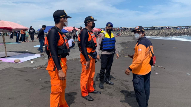 Petugas melakukan pencarian kakak beradik asal Jogja yang tenggelam di Pantai Glagah Kulon Progo. Foto: istimewa
