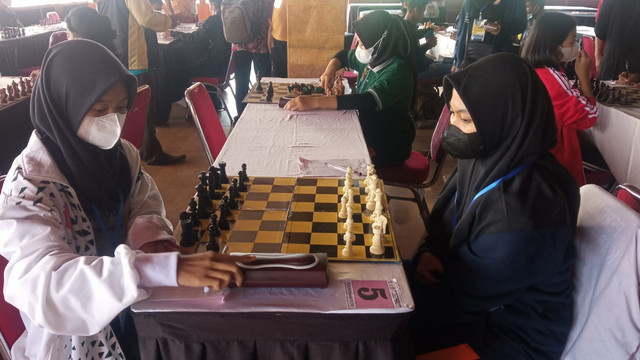 Revita Khoirisalma (kiri), saat bertanding melawan Ayu Sagita asal Kabupaten Tuban, di nomor perorangan putri. (foto: dok istimewa)