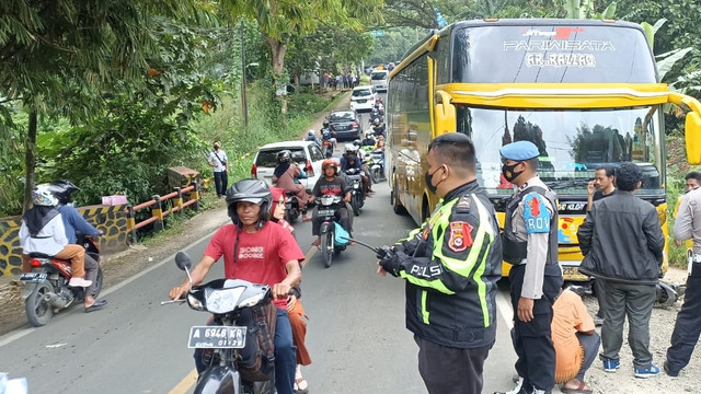Kecelakaan beruntun di Pandeglang, bus Hino tabrak mobil, motor dan gerobak es. Foto: Dok. kumparan