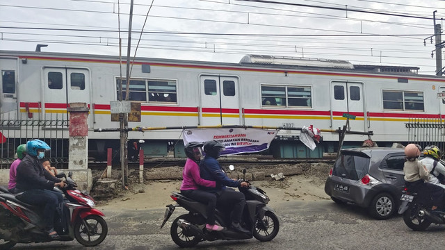 Perlintasan sebidang Rawa Geni Citayam yang kini ditutup usai insiden KRL vs Mobil pada Kamis (21/4/2022). Foto: Dicky Agung/STR/kumparan