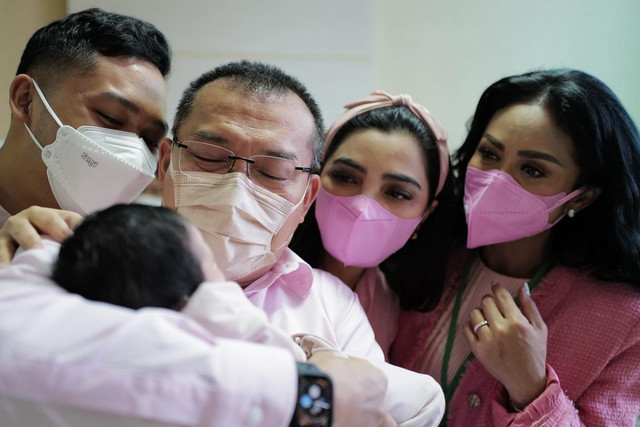 Gaya Kompak Krisdayanti & Ashanty saat Menunggu Aurel Hermansyah Lahiran. Foto: Instagram/@krisdayantilemos