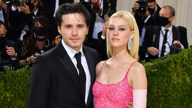 Brooklyn Beckham dengan Nicola Peltz. Foto: ANGELA WEISS / AFP