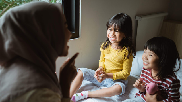 Ilustrasi Ibu mendongeng untuk anak. Foto: Odua Images/Shutterstock