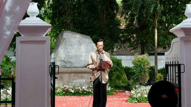 Gubernur DIY Sri Sultan Hamengku Buwono X (Sultan HB X) membacakan Keputusan Presiden (Keppres) Nomor 2 Tahun 2022 tentang Hari Penegakan Kedaulatan Negara di Tetenger Serangan Oemoem 1 Maret 1949, Keben Keraton Yogyakarta, Selasa (1/3). Foto: kumparan/Arfiansyah Panji Purnandaru
