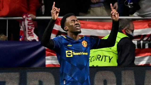 Selebrasi pemain Manchester United Anthony Elanga usai mencetak gol ke gawang pada pertandingan sepak bola Liga Champions UEFA di stadion Wanda Metropolitano di Madrid. Foto: Javier Soriano/AFP