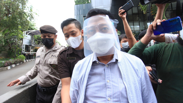 Mantan Ketua Partai Persatuan Pembangunan Muchammad Romahurmuziy berjalan seusai memenuhi panggilan penyidik di Gedung Komisi Pemberantasan Korupsi (KPK), Jakarta, Selasa (22/3/2022). Foto: Reno Esnir/ANTARA FOTO