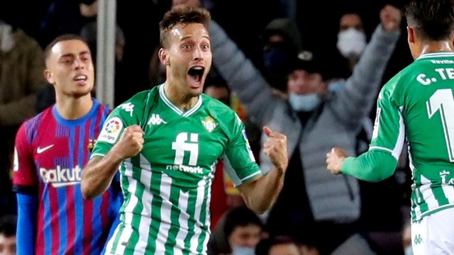 Pemain Real Betis Juanmi merayakan mencetak gol pertama mereka di Stadion Camp Nou, Barcelona, Spanyol, Sabtu (4/12). Foto: Nacho Doce/REUTERS