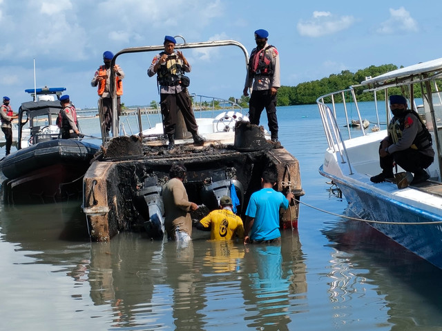 Fast Boat yang terbakar di Tanjung Benoa, Bali - IST
