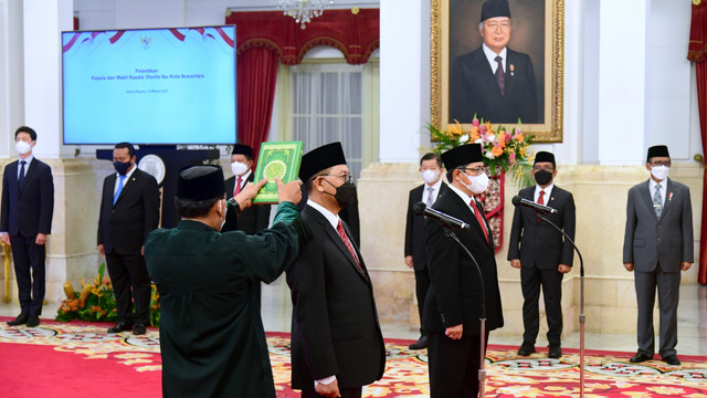 Pengambilan sumpah saat pelantikan Bambang Susantono sebagai Kepala Otorita Ibu Kota Nusantara (IKN) dan Dhony Rahajoe sebagai Wakil Kepala, di Istana Negara, Jakarta, Kamis (10/3/2022). Foto: Muchlis Jr/Biro Pers Sekretariat Presiden