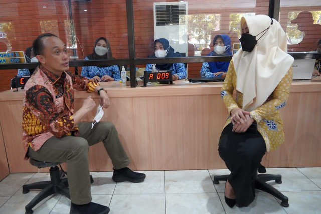 Dirjen Dukcapil Kemendagri Zudan Arif Fakrulloh mengecek ke sejumlah Dinas Dukcapil di Jawa Timur, Kamis (17/3) Foto: Dok. Istimewa
