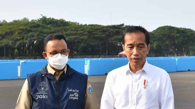 Presiden Joko Widodo bersama Gubernur DKI Jakarta Anies Baswedan memberikan keterangan pers setelah tinjau proyek pembangunan Sirkuit Formula E di Ancol, Jakarta, Senin (25/4/2022). Foto: Rusman/Biro Pers Sekretariat Presiden