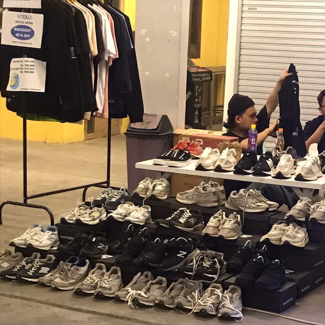 Thrift shop Sepatu dan Baju di The Hallway Space, Bandung. Sumber: Dokumentasi Narasumber.