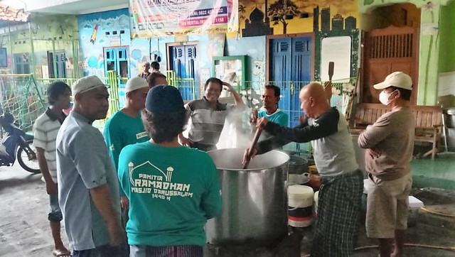 Panitia menyiapkan bubur samin di Masjid Darussalam, Jayengan, Solo. FOTO: Fernando Fitusia