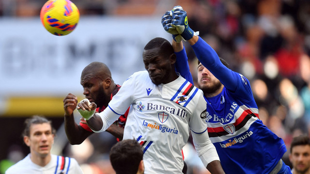 Pemain AC Milan Franck Kessie beraksi dengan pemain Sampdoria Omar Colley dan Wladimiro Falcone di Stadion San Siro, Milan, Italia, Minggu (13/2/2022). Foto: Daniele Mascolo/REUTERS