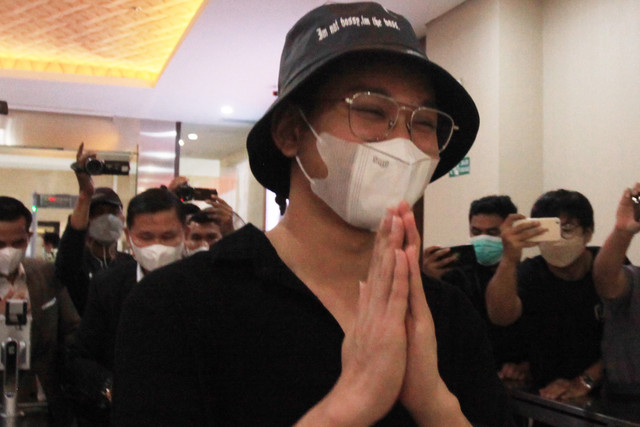 Saksi terlapor kasus aplikasi Binomo Indra Kesuma atau Indra Kenz berjalan untuk menjalani pemeriksaan di Gedung Bareskrim Polri, Jakarta, Kamis (24/2/2022). Foto: Reno Esnir/ANTARA FOTO