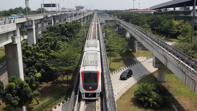 Rangkaian kereta layang (SkyTrain) melaju menuju Terminal 3 Bandara Soekarno Hatta, Tangerang, Banten, Senin (25/4/2022). Foto: Muhammad Iqbal/ANTARA FOTO