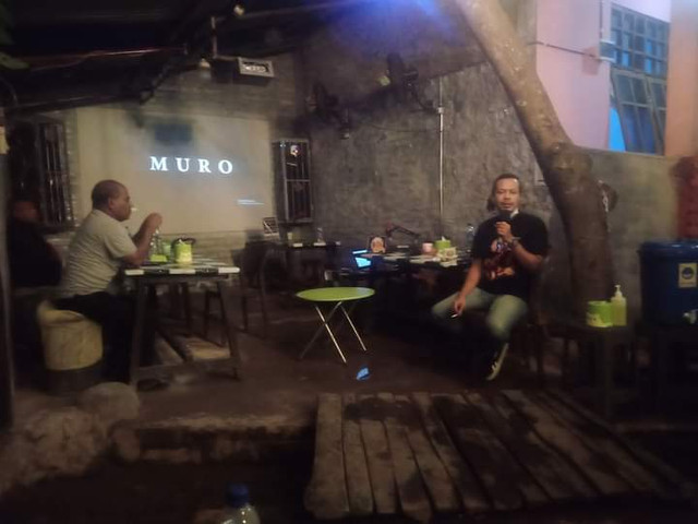 Penayangan film pendek berjudul Muro oleh LSM Barakat di Kota Lewoleba dengan menghadirkan beberapa narasumber untuk membedah sekaligus mempresentasikan kampanye perubahan iklim Lembata. Foto : Teddi Lagamaking