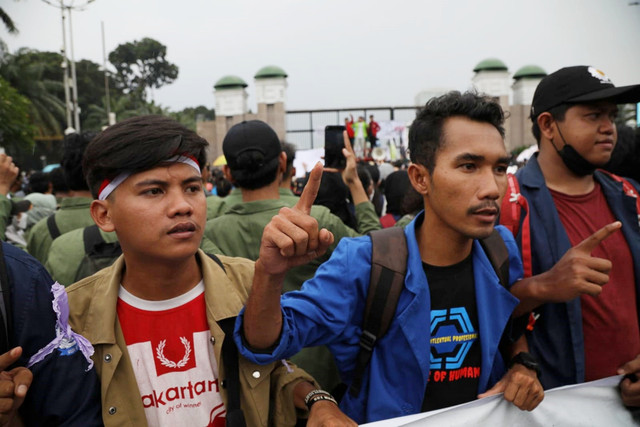 Aliansi Badan Eksekutif Seluruh Indonesia (BEM SI) menggelar aksi demo 11 April di depan Gedung DPR RI, Jakarta, Senin (11/4).
Foto: Aditia Noviansyah/kumparan