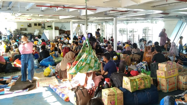 Ratusan penumpang menunggu jadwal kapal di Pelabuhan Simboro Mamuju. Foto: Awal Dion/SulbarKini